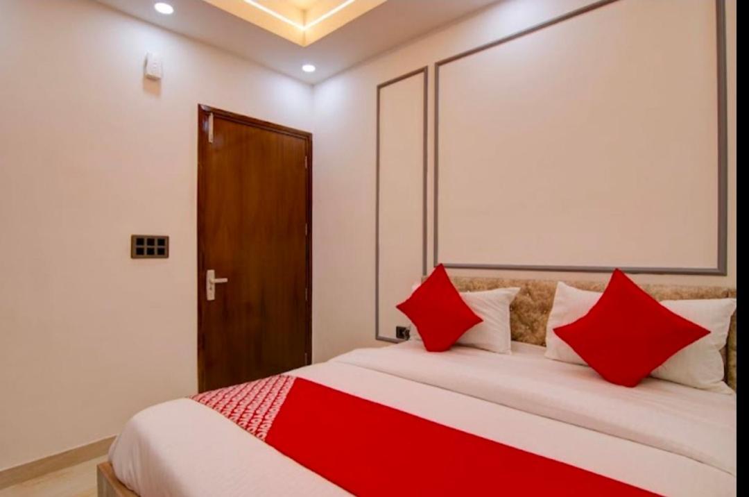 Hotel Neon Tower New Delhi Bagian luar foto