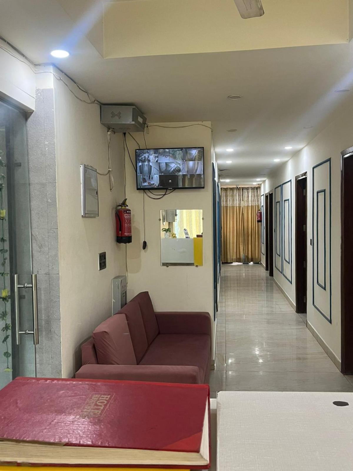 Hotel Neon Tower New Delhi Bagian luar foto